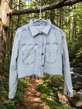 a.n.a. Cropped Denim Jacket Light Wash Raw Hem Medium Y2K Casual Jean Jacket